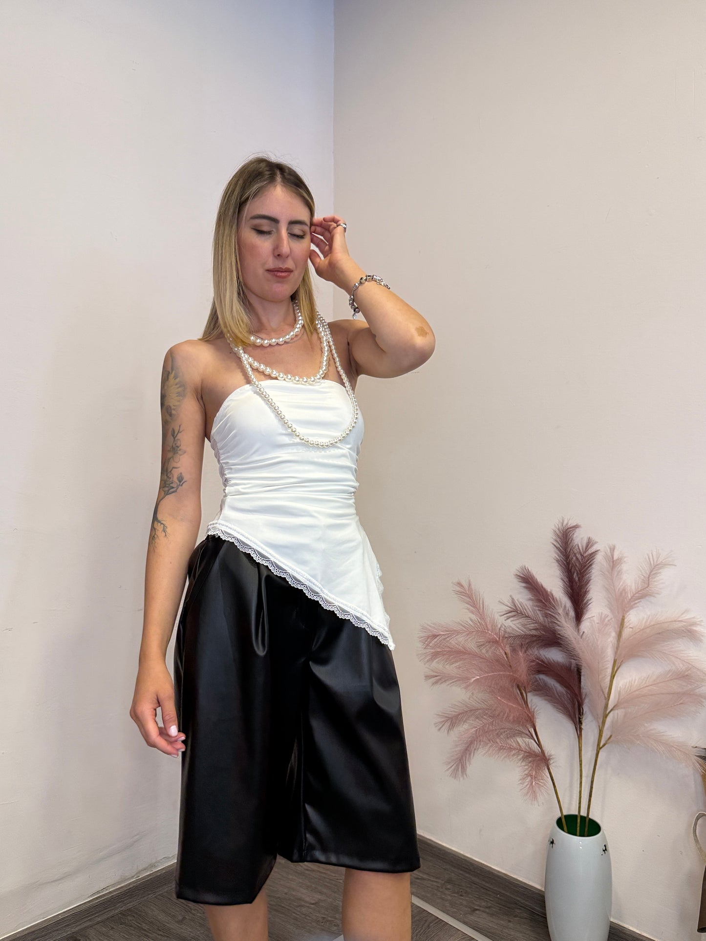 Top asimmetrico con pizzo