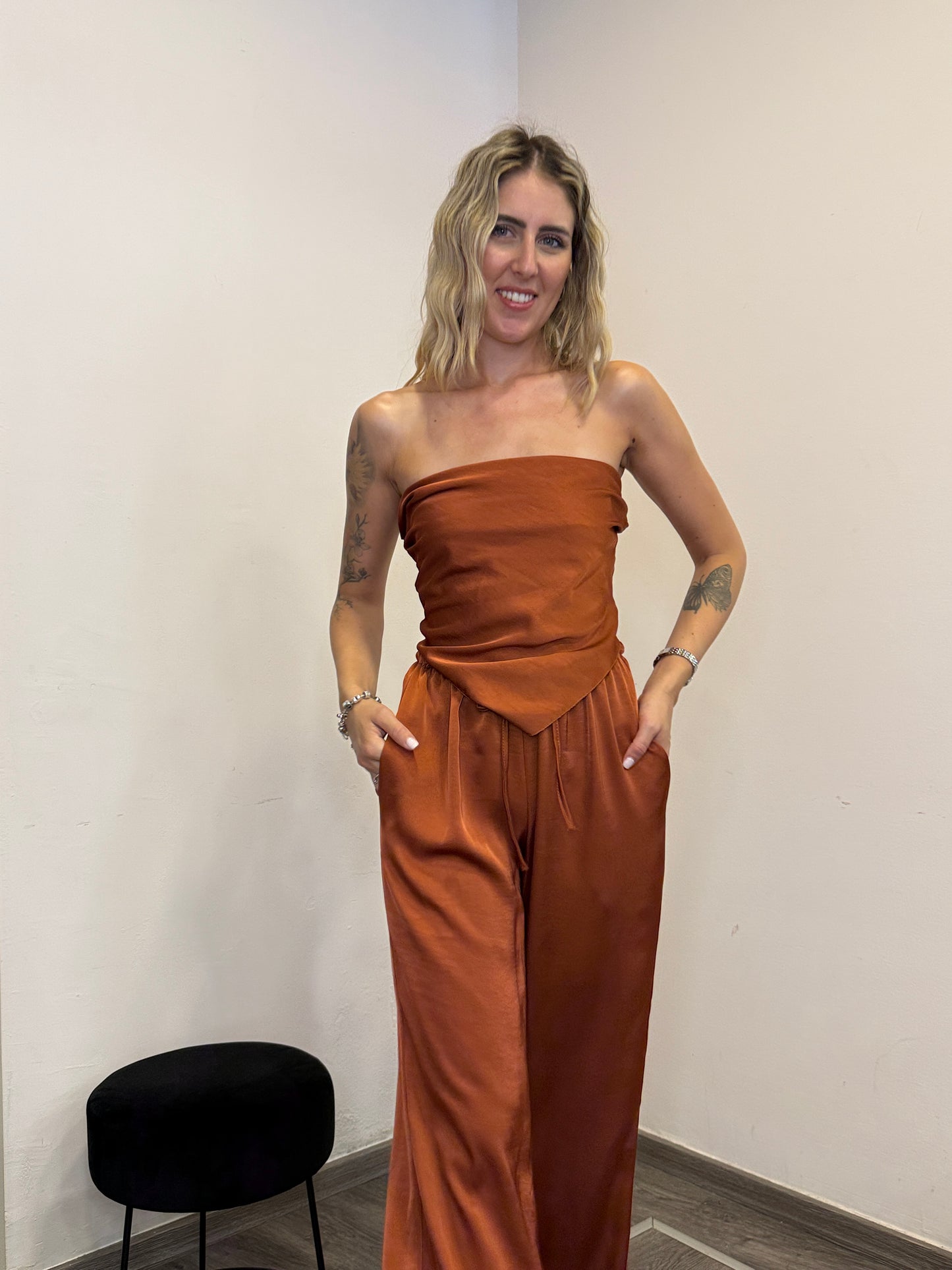 Completo in raso con top a fascia