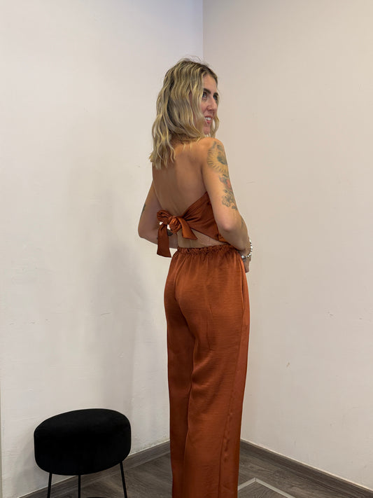 Completo in raso con top a fascia