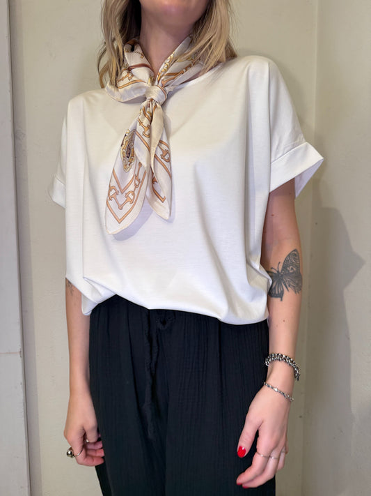 T-shirt con foulard