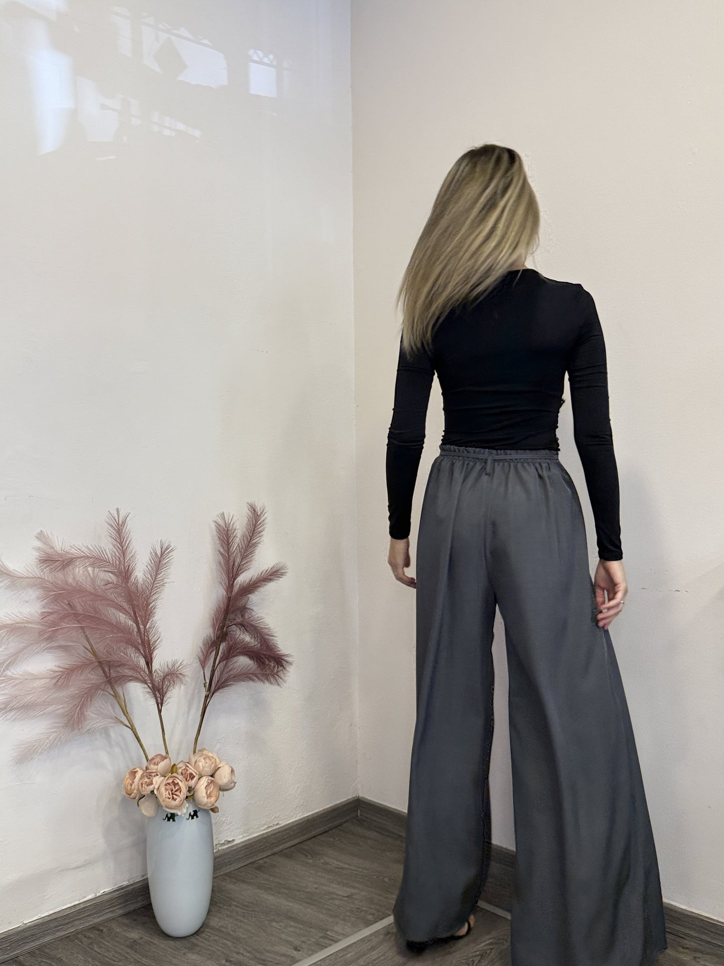 Pantaloni gonna con spilla