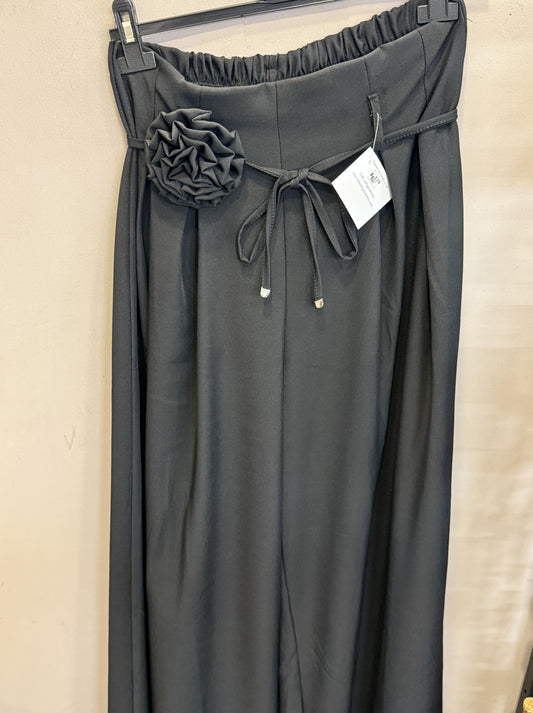 Pantaloni gonna con spilla