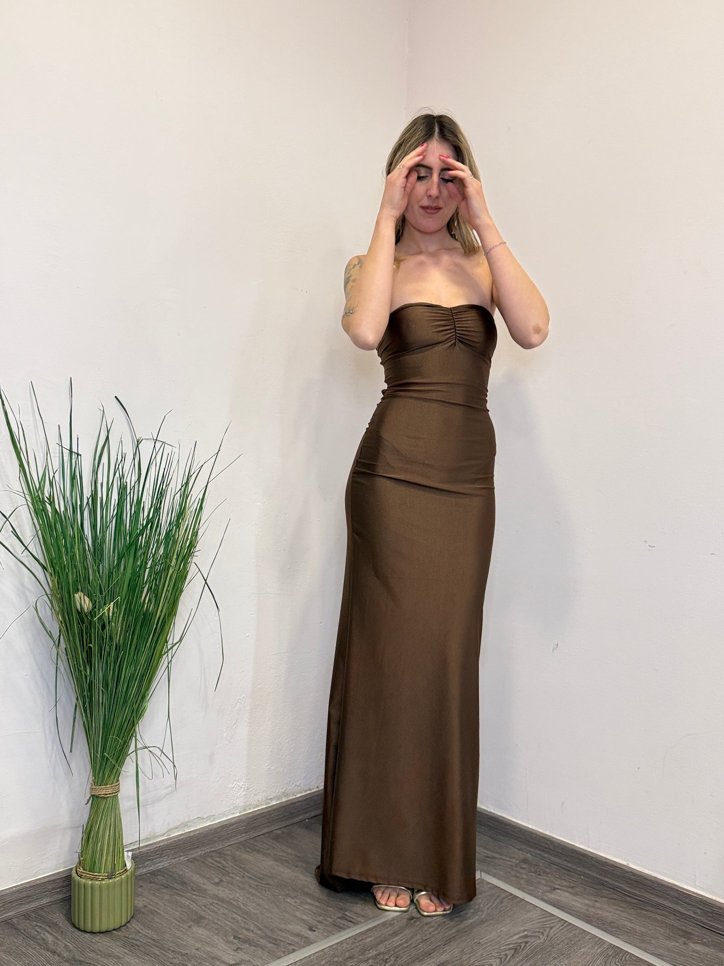 Abito con schiena nuda cioccolato