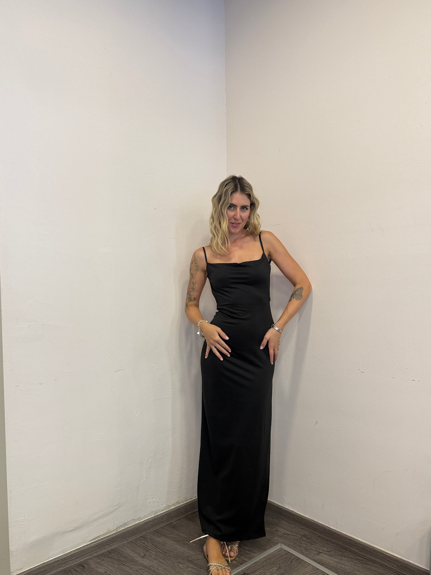 Abito lungo con schiena nuda nero