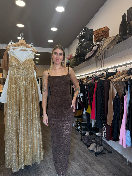Abito in pizzo con schiena nuda marrone