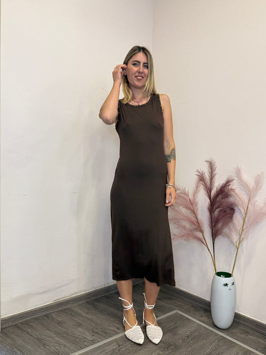 Abito marrone con borchie