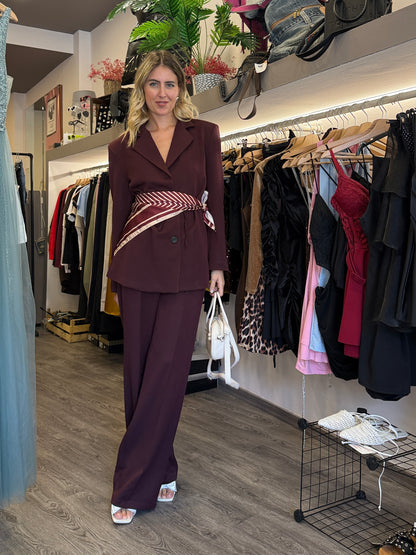 Completo con foulard bordeaux