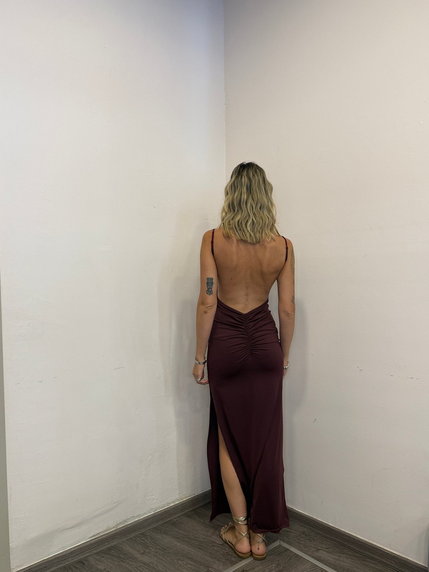 Abito lungo con schiena nuda bordeaux