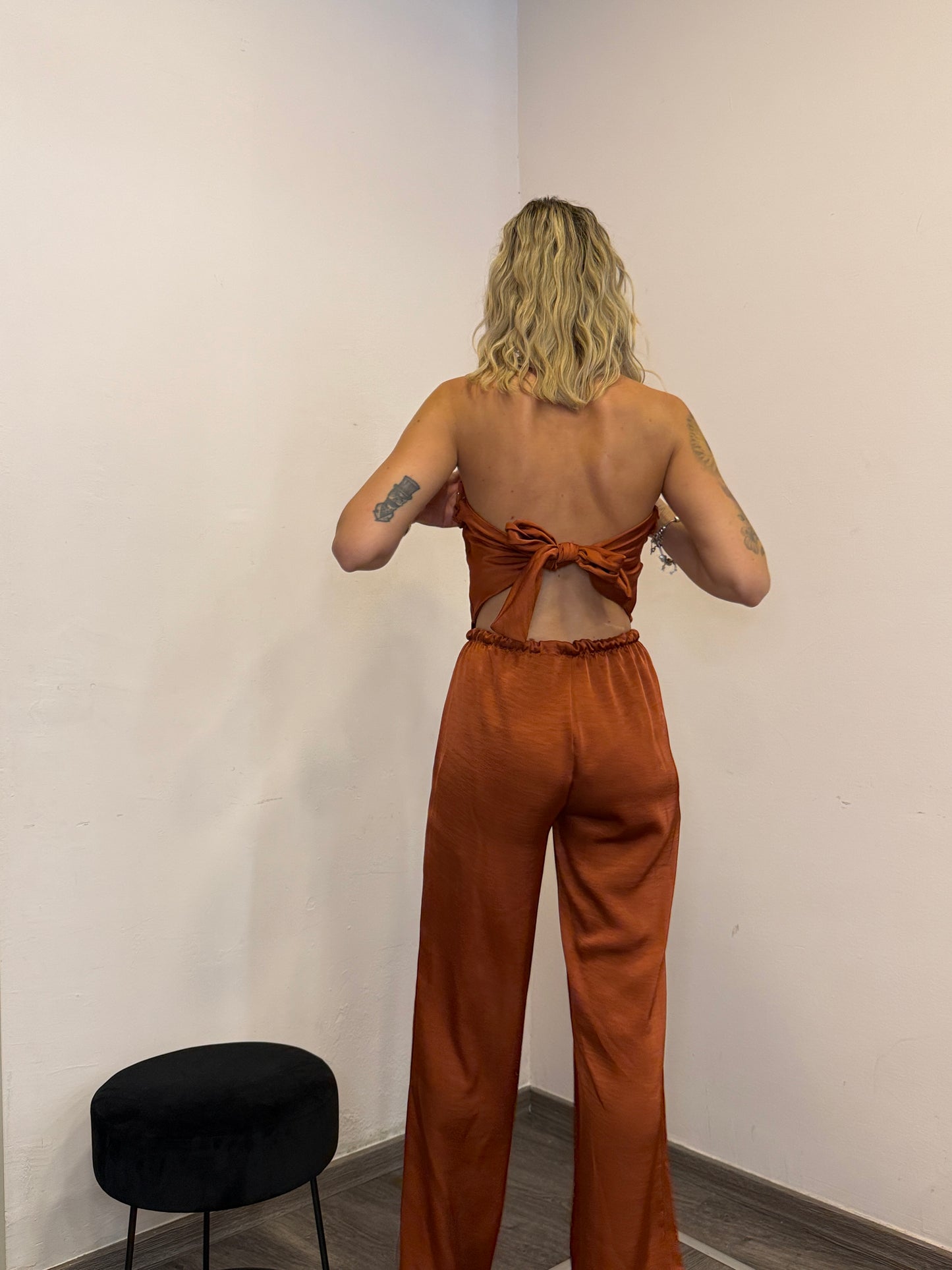 Completo in raso con top a fascia