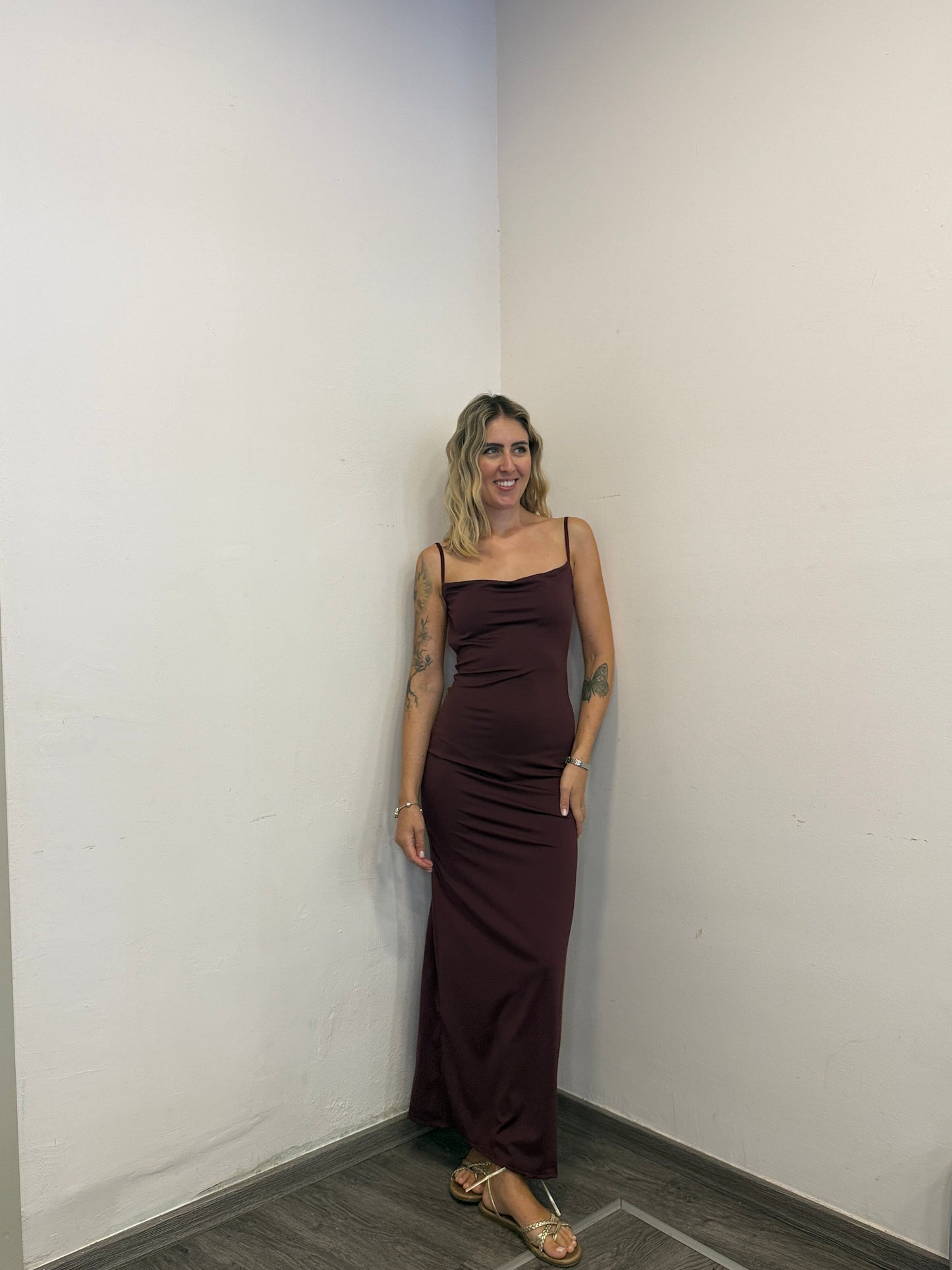 Abito lungo con schiena nuda bordeaux