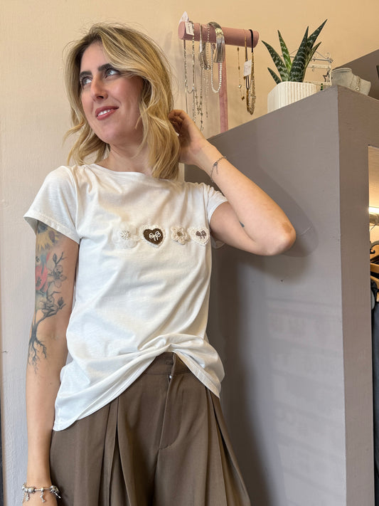 T-shirt ricamo cuori