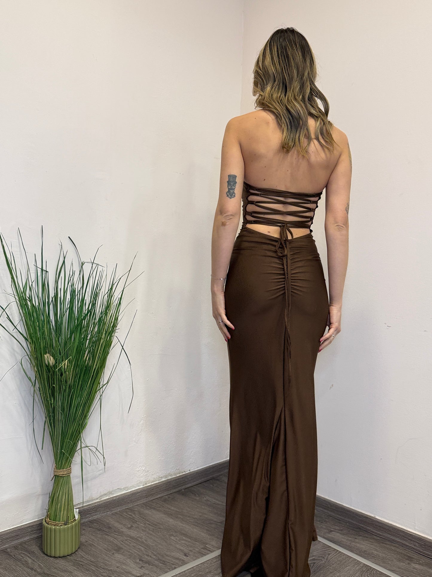 Abito con schiena nuda cioccolato