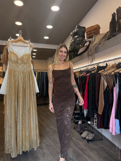 Abito in pizzo con schiena nuda marrone