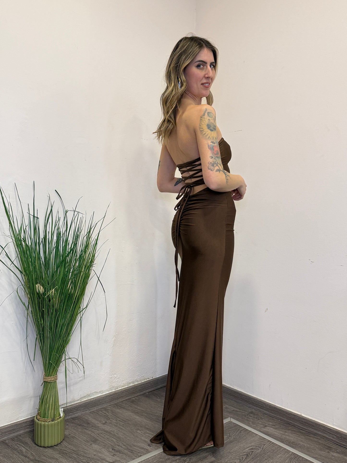Abito con schiena nuda cioccolato
