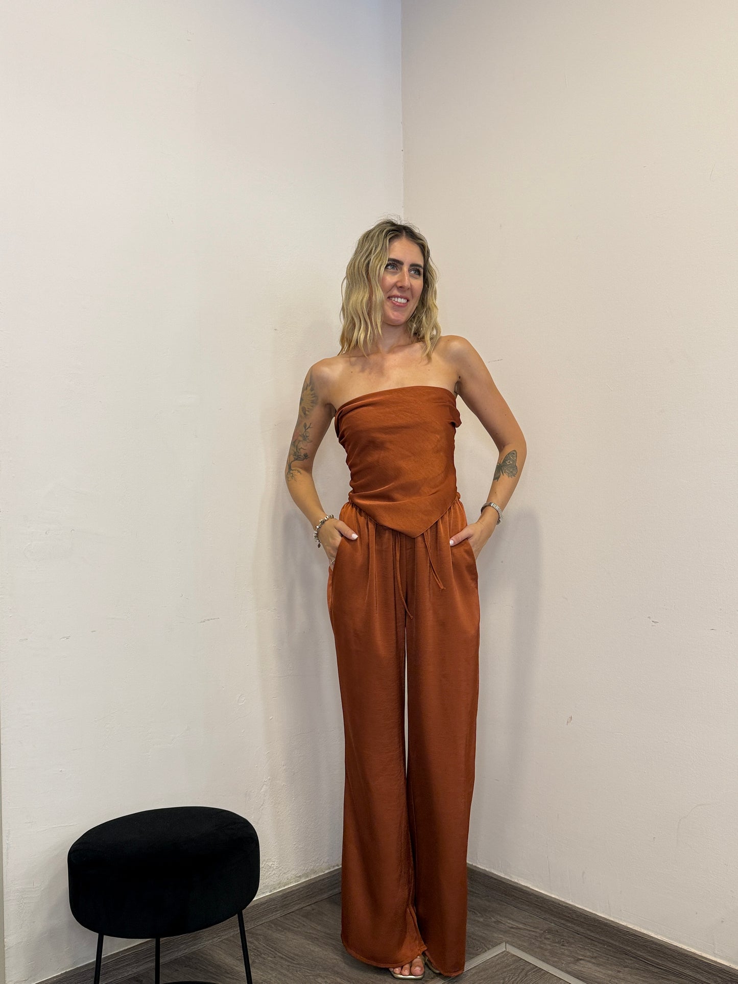 Completo in raso con top a fascia
