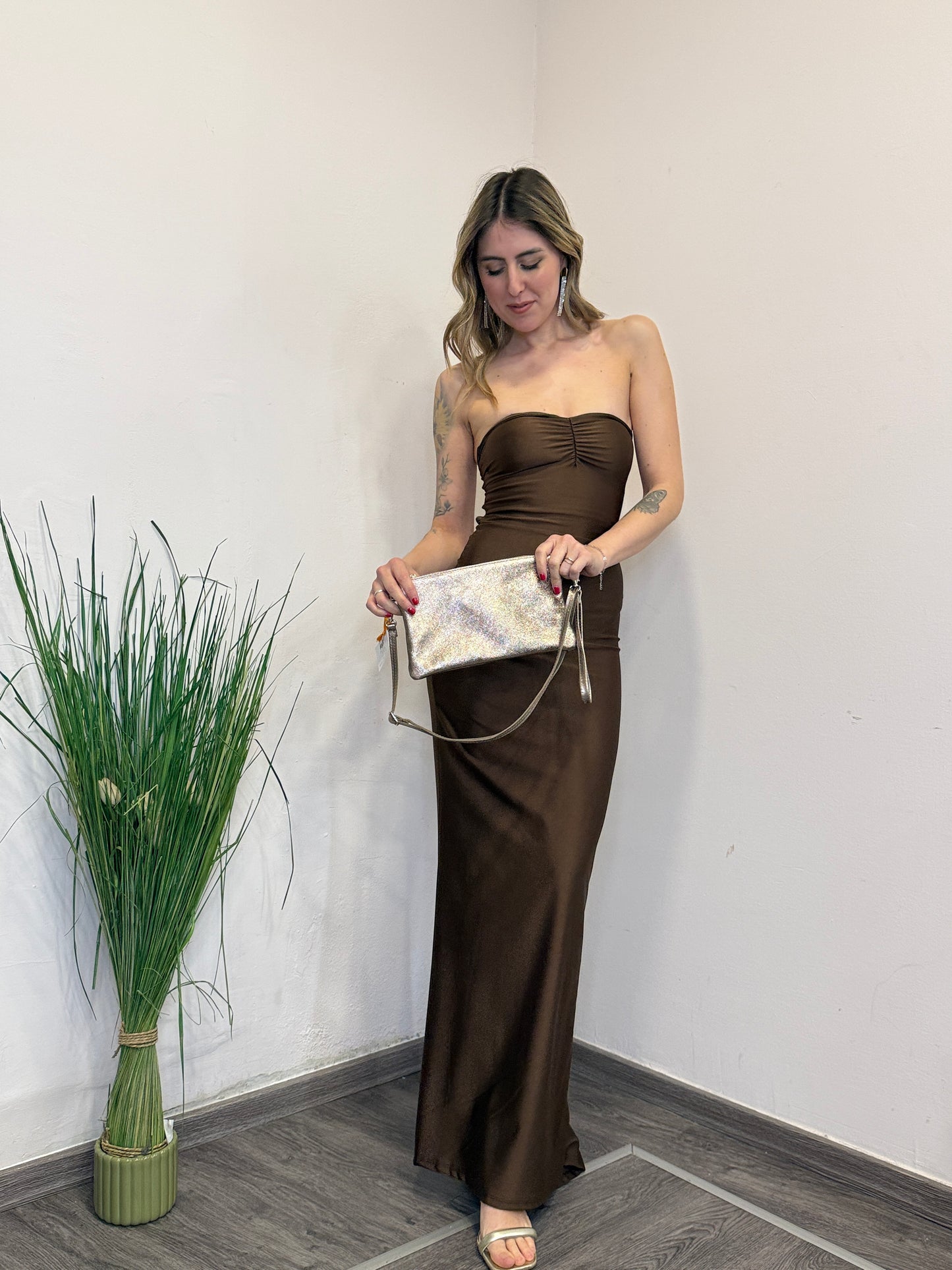 Abito con schiena nuda cioccolato