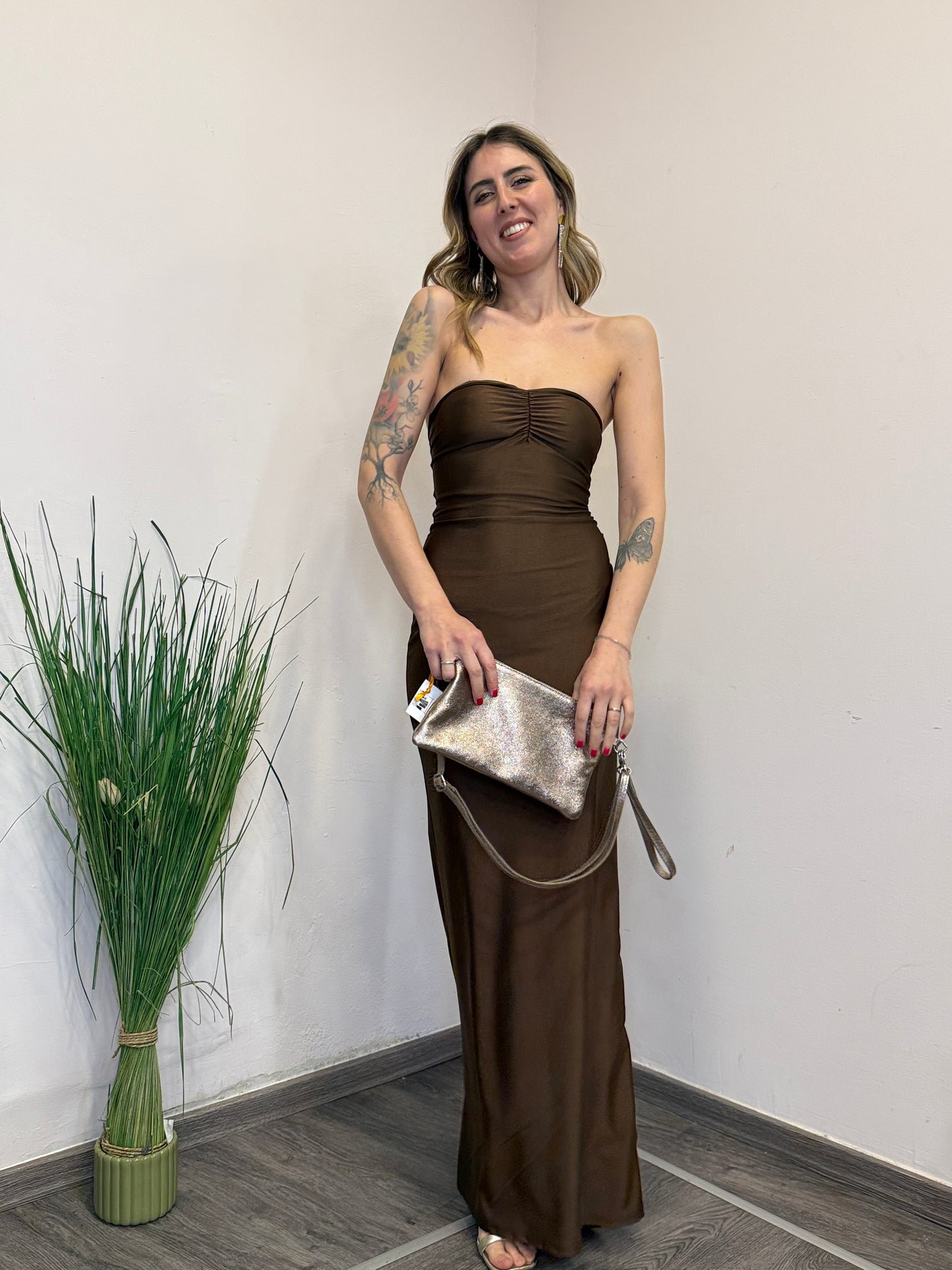 Abito con schiena nuda cioccolato