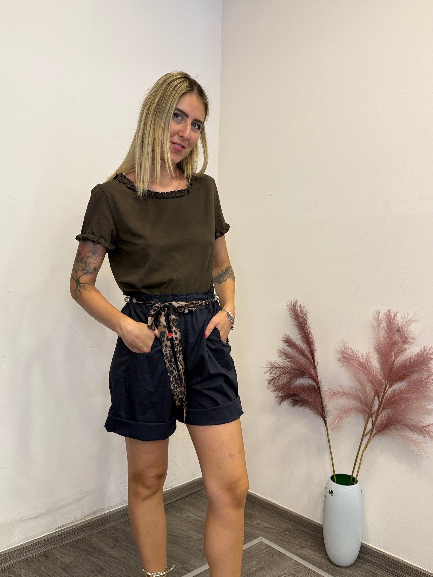T-shirt con manica fru fru marrone
