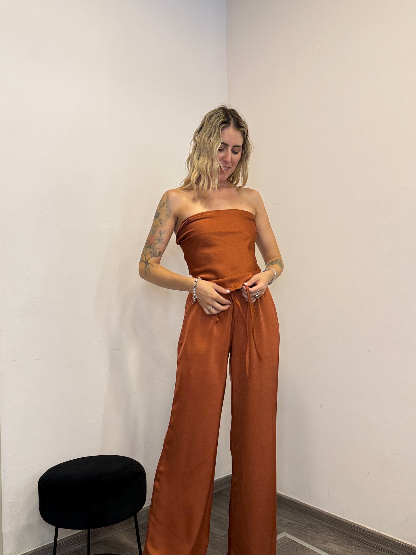 Completo in raso con top a fascia