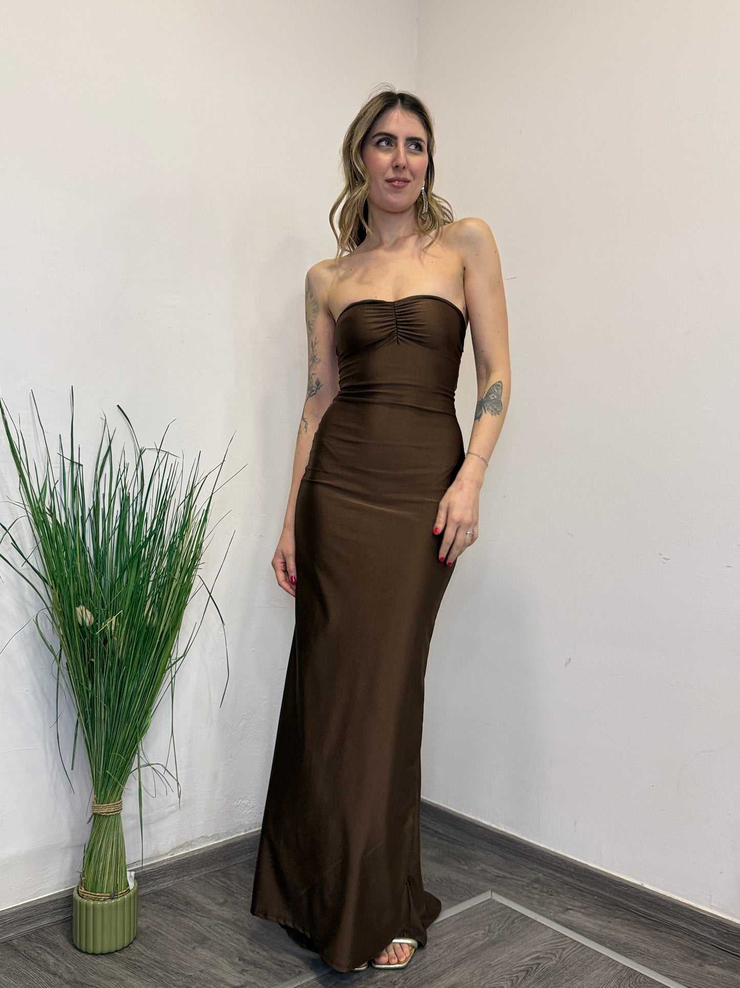 Abito con schiena nuda cioccolato