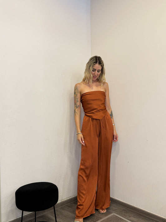 Completo in raso con top a fascia
