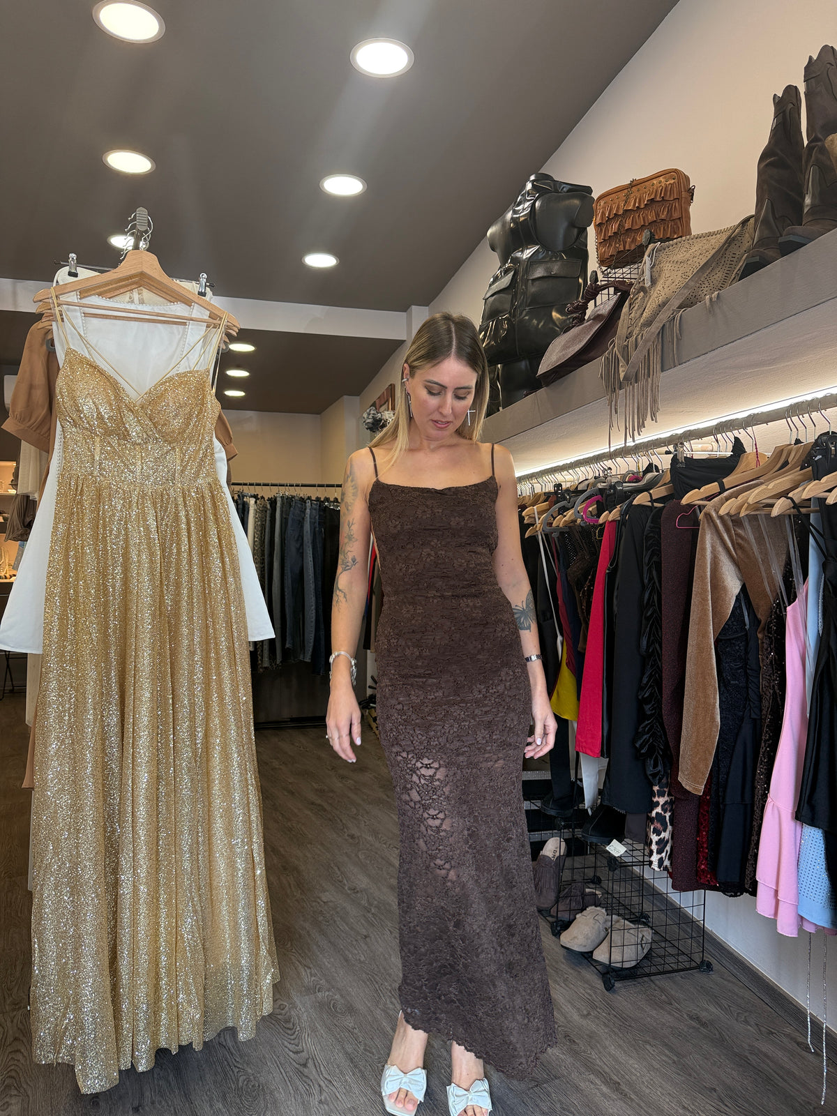 Abito in pizzo con schiena nuda marrone