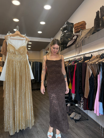 Abito in pizzo con schiena nuda marrone