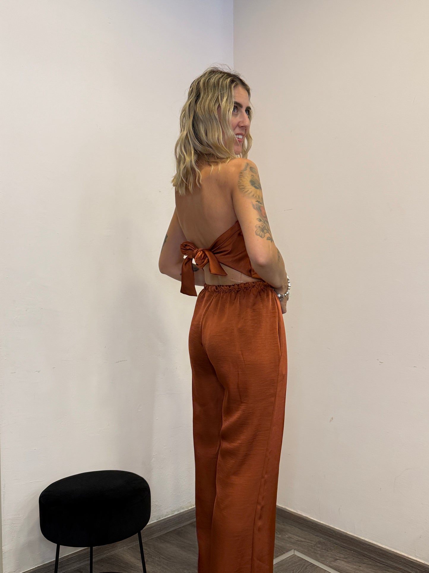 Completo in raso con top a fascia