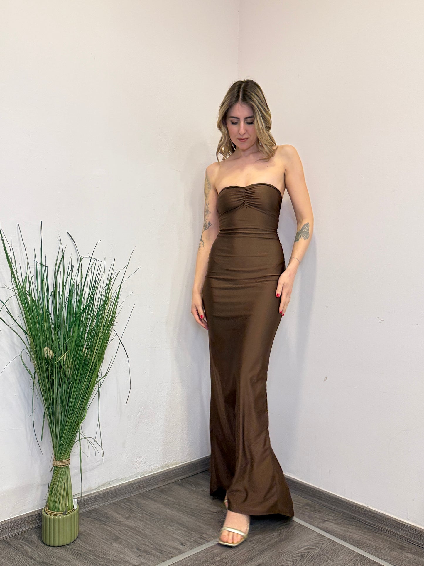 Abito con schiena nuda cioccolato