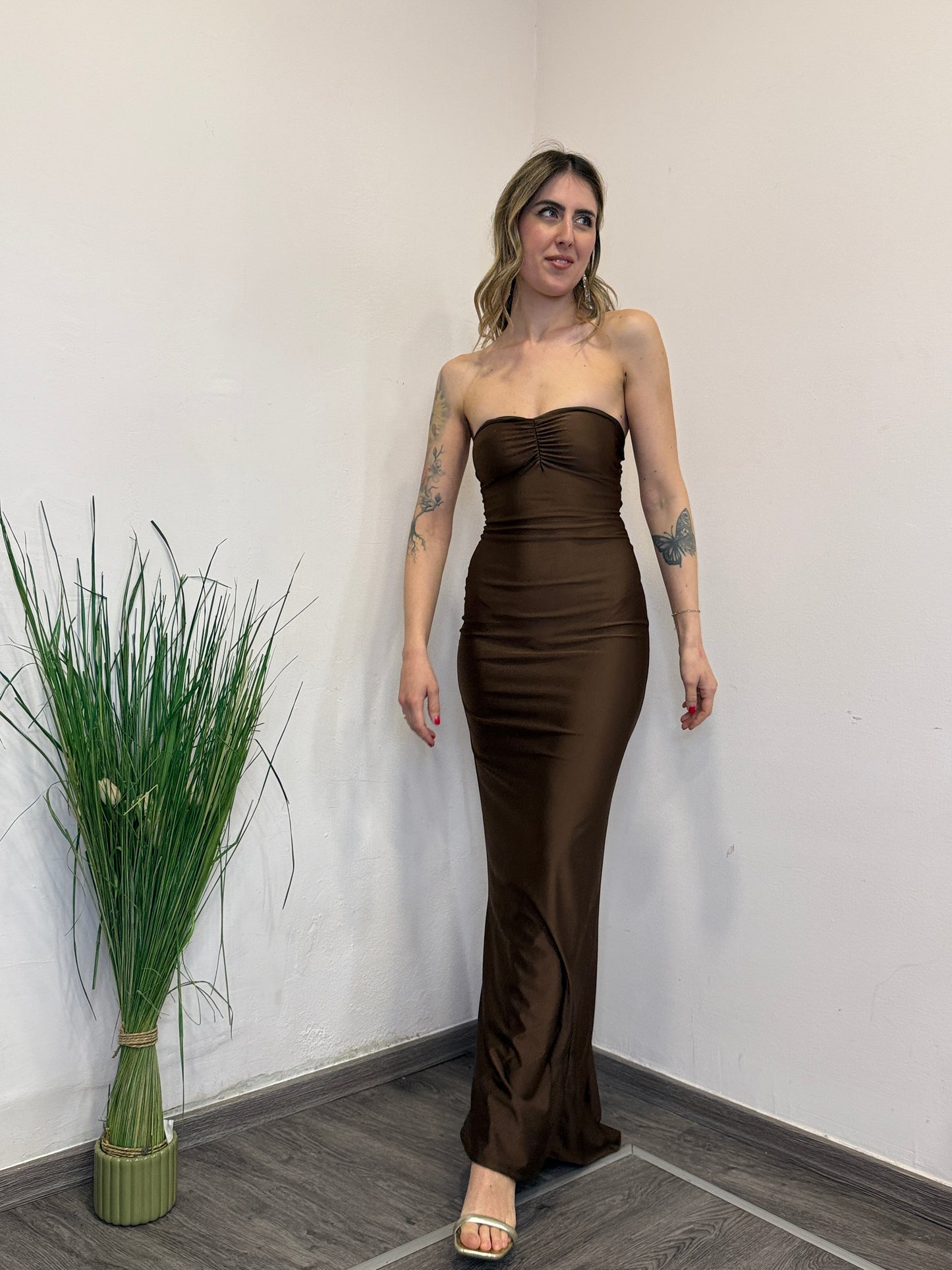 Abito con schiena nuda cioccolato