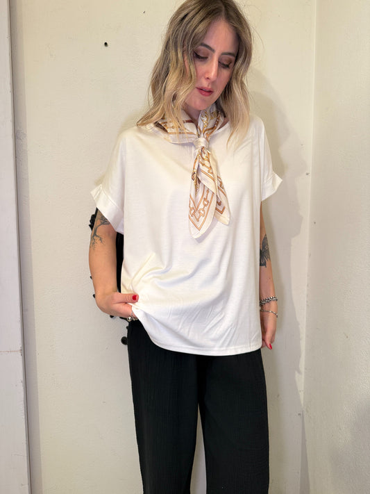 T-shirt con foulard