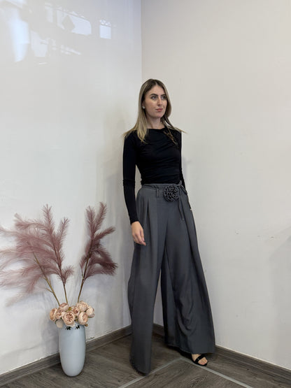 Pantaloni gonna con spilla