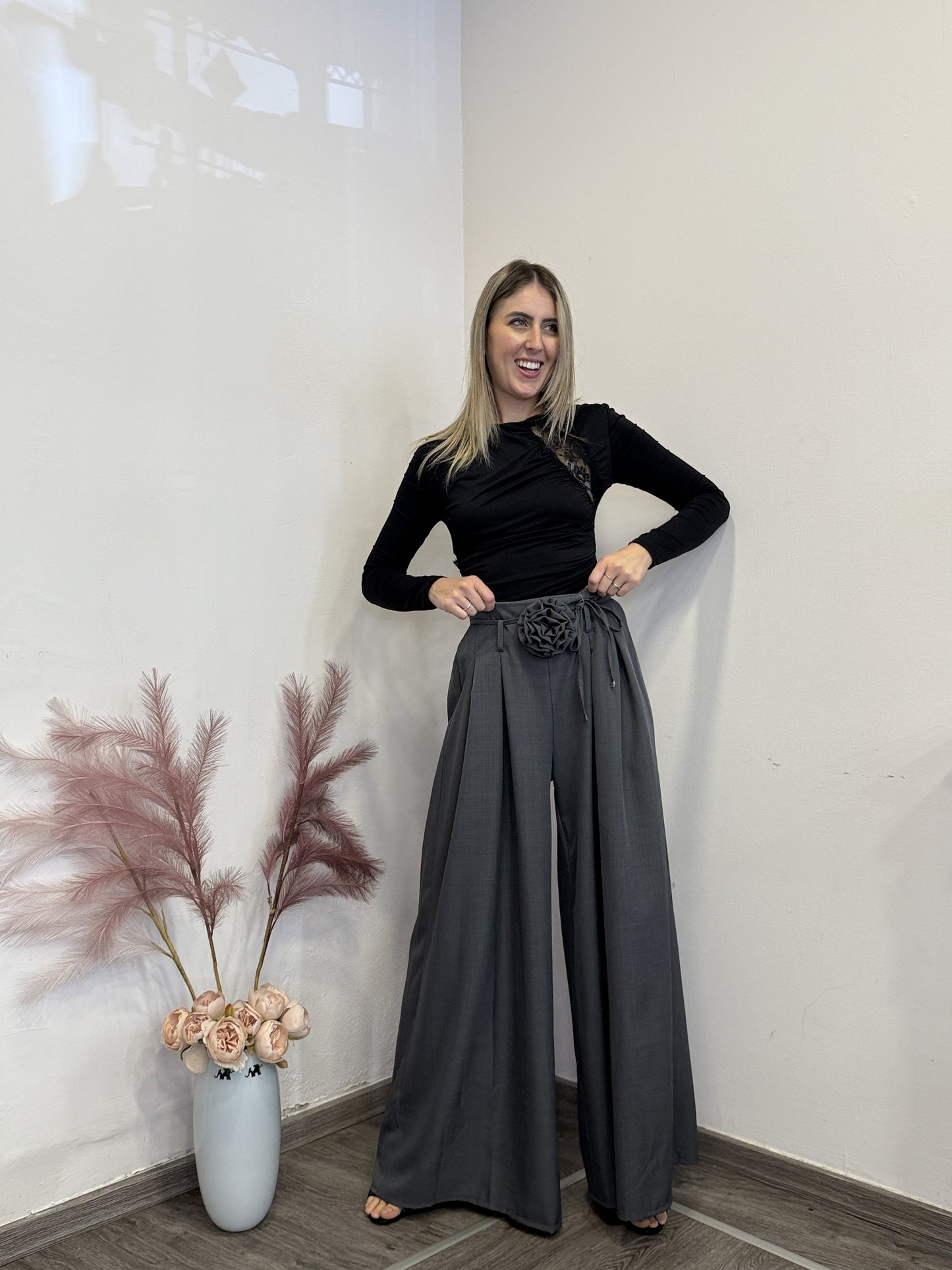 Pantaloni gonna con spilla