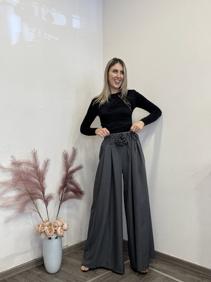 Pantaloni gonna con spilla