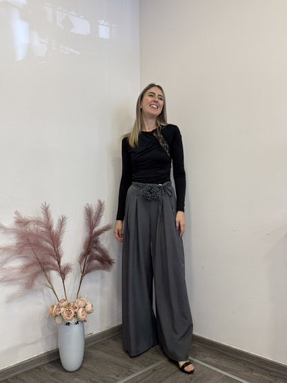 Pantaloni gonna con spilla