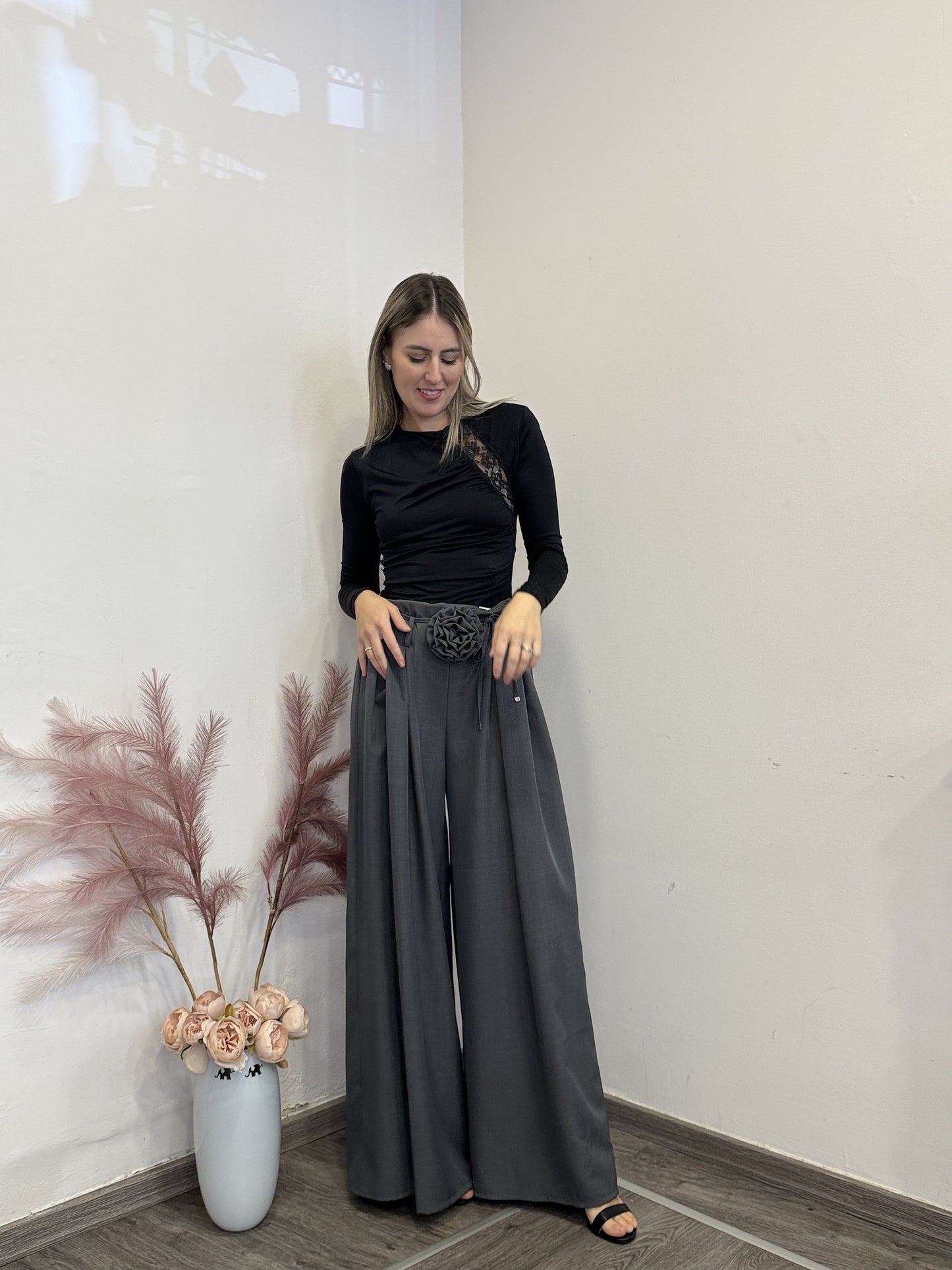 Pantaloni gonna con spilla