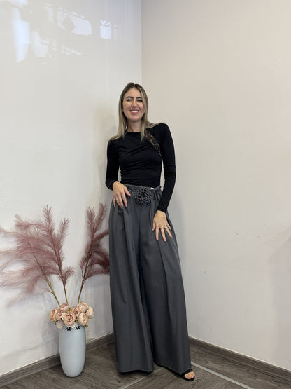 Pantaloni gonna con spilla