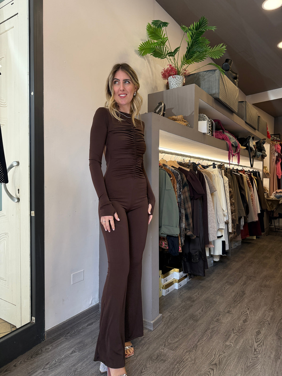 Tuta arricciata con schiena nuda