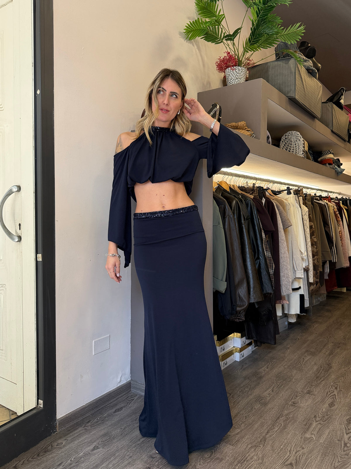 Completo blu notte con schiena nuda