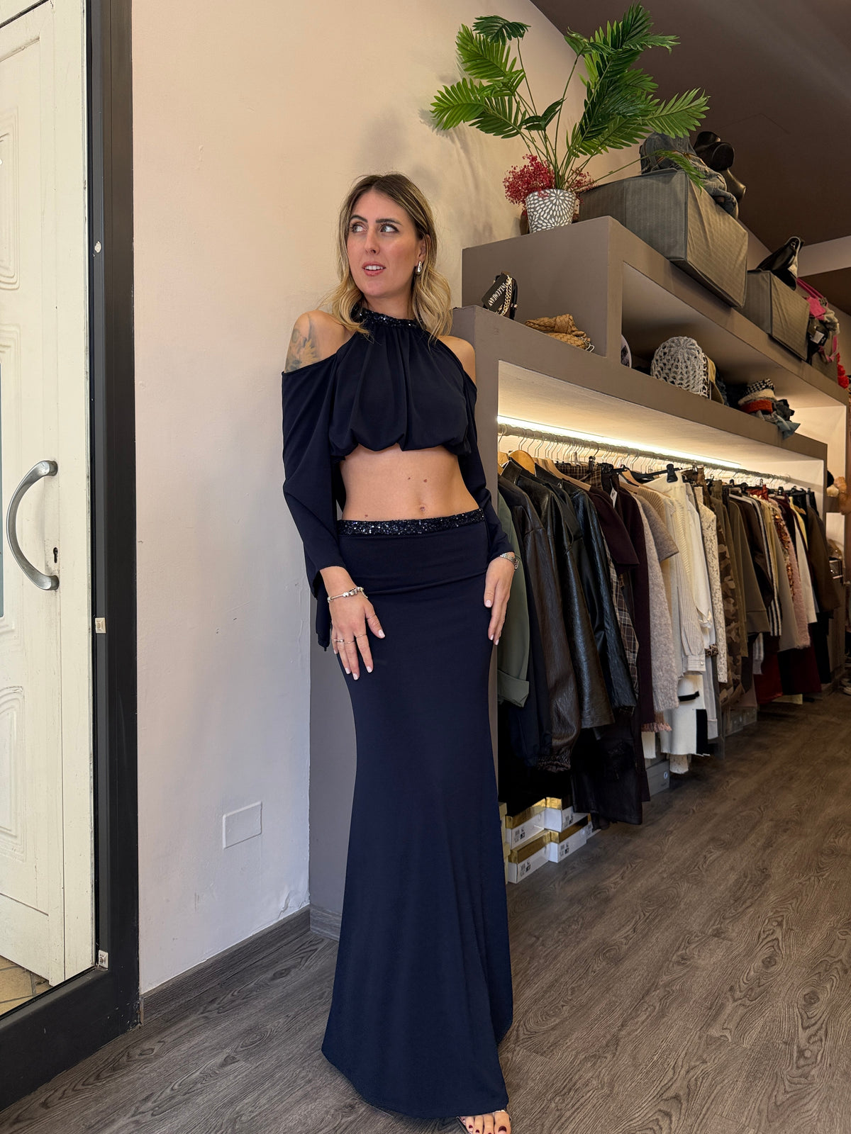 Completo blu notte con schiena nuda