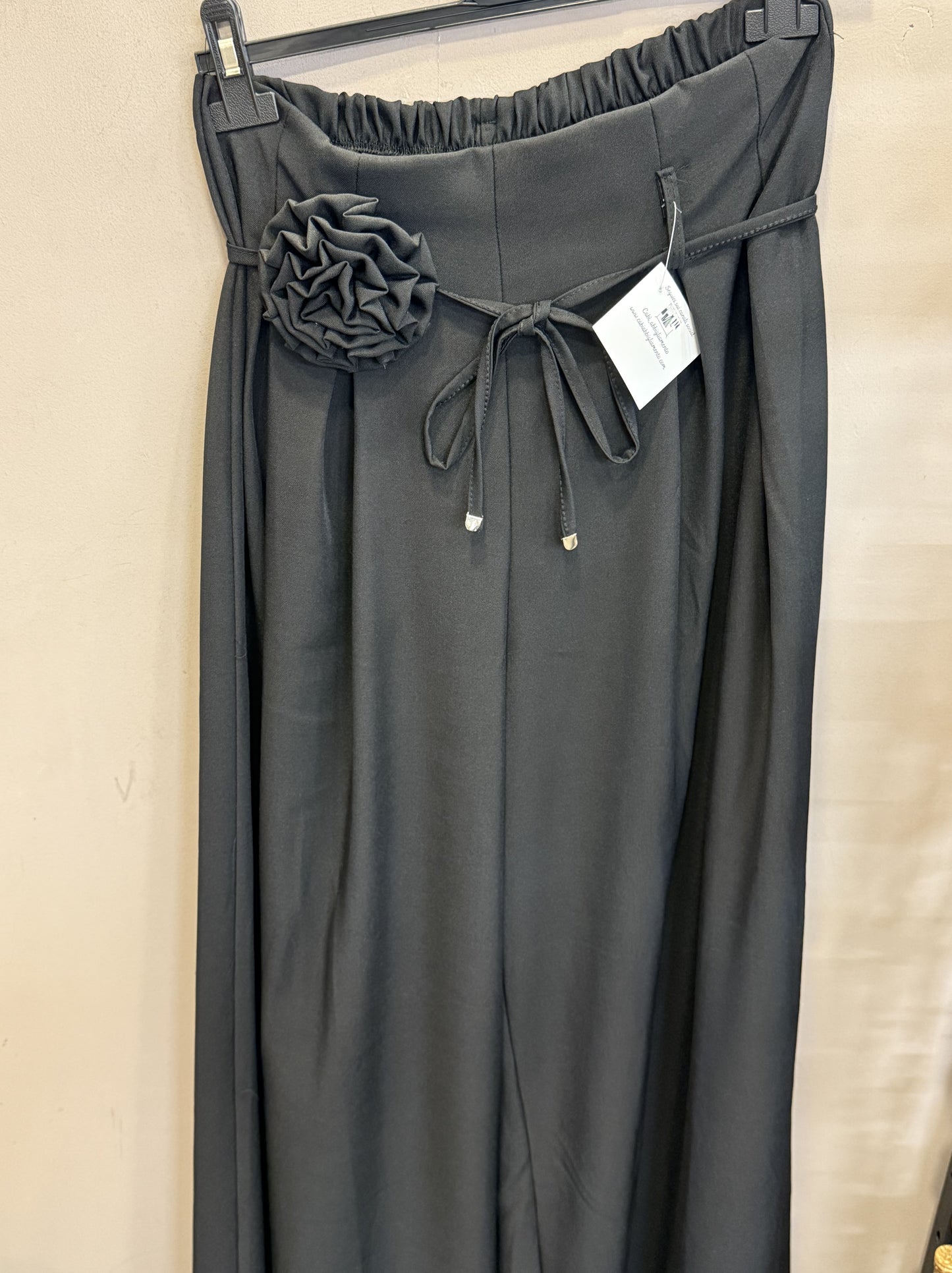 Pantaloni gonna con spilla