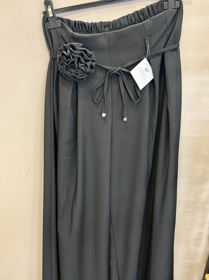 Pantaloni gonna con spilla