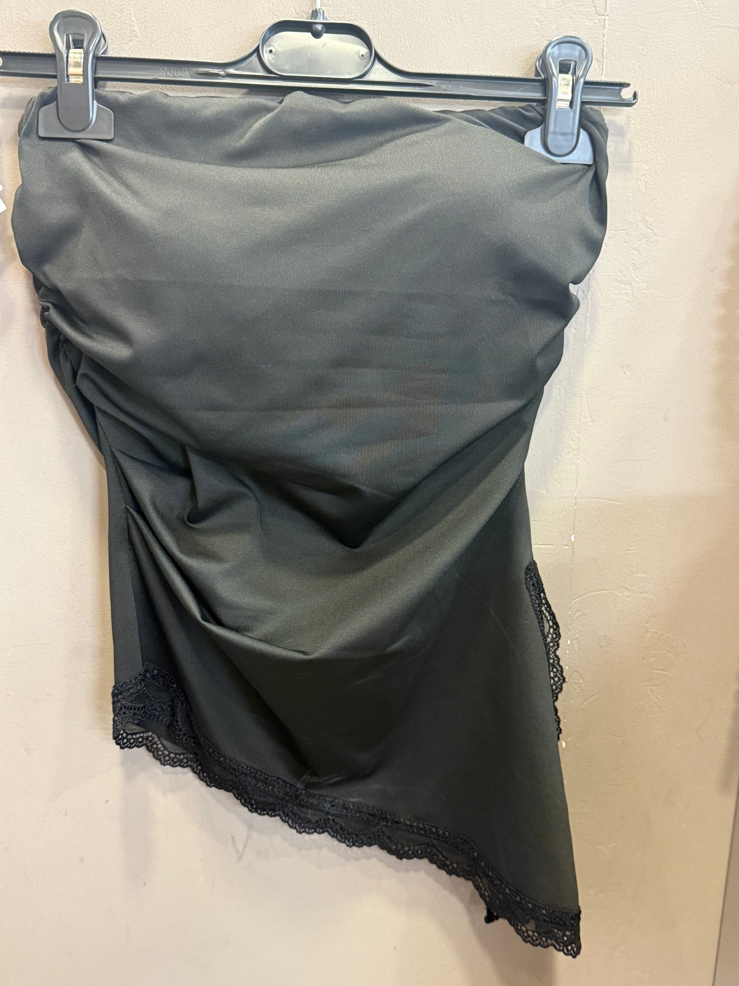 Top asimmetrico con pizzo