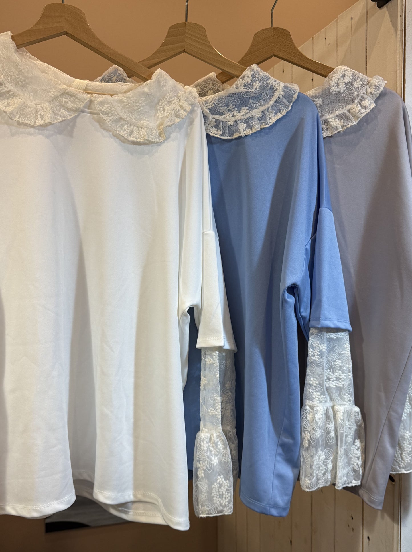 Maglia con colletto pizzo